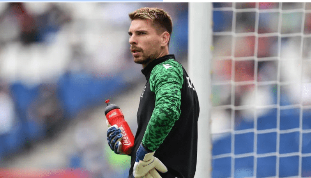 Ron-Robert Zieler’s unusual red card