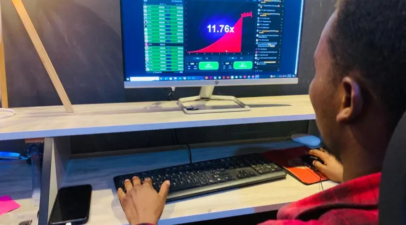 How Kenyans are making money online from Aviator